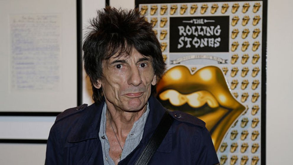 Ronnie Wood poserar för kamerorna på galleriet i New York.