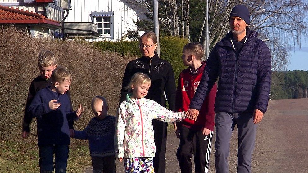 Mats Eriksson, Brinja Gudmundsdottir och deras fem barn flyttade från Stockholm till Torsby för tre år sedan.