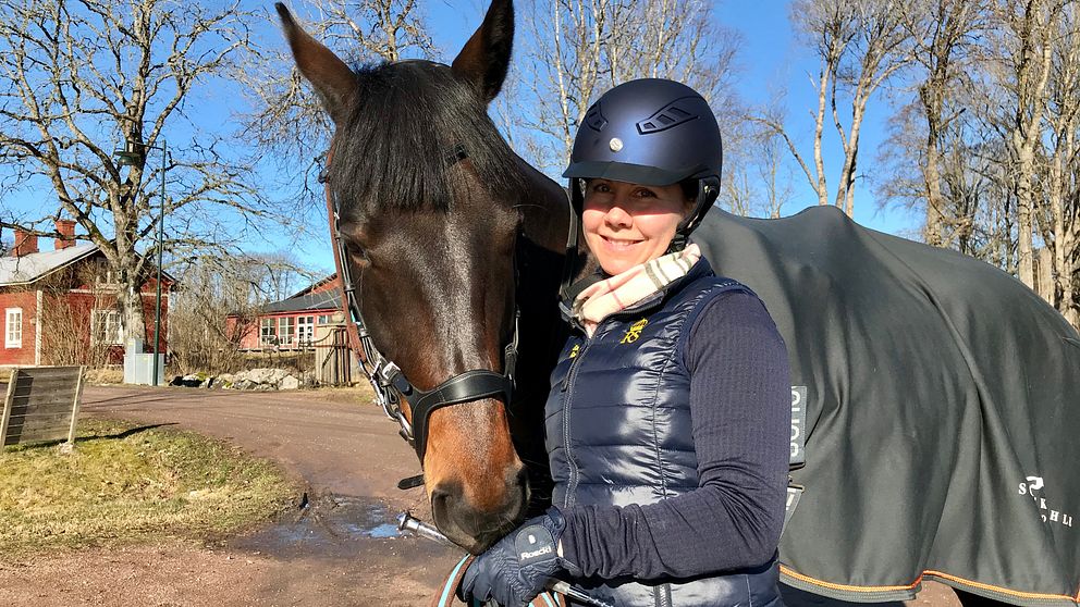 Forskaren och läraren Gabriella Torell Palmquist med hästen Ludde på Christinehamns ridklubb.