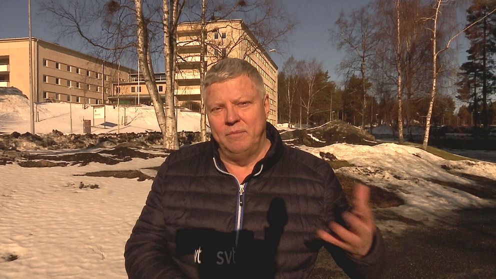 SVT:s reporter står i vårsolen utanför sjukhuset i Umeå