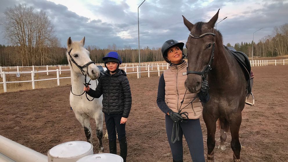 12-åriga Emil Wikström och 16-åriga Sofia Yildirim Hällström med hästarna Lottie och Kai.
