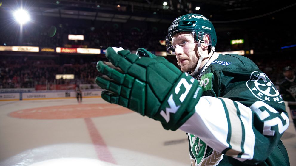 Per Åslund i Löfbergs arena i full hockeymundering och med ena handsken nära kameran.