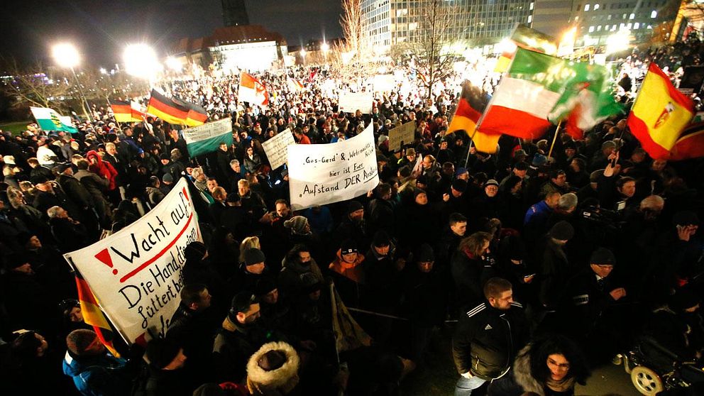 Hårt polisbevakade anti-muslimska demonstrationer i Dresden ikväll – trots den tyske justitieministerns uppmaning att ställa in av respekt för terroroffren i Frankrike.