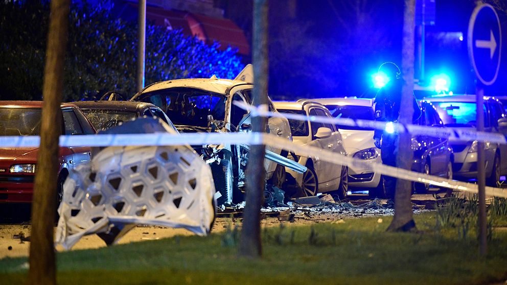 En bil i Helsingborg har fått kraftiga skador efter en explosion.