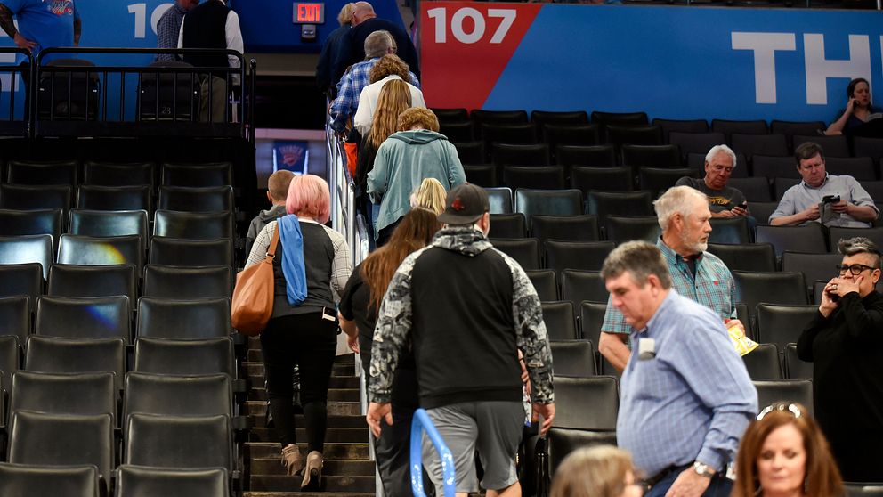 Basketfans lämnar Chesapeake Energy Arena efter beslutet att matchen mellan Utah och Oklahoma inte skulle spelas på grund av risk för spridning av coronaviruset.