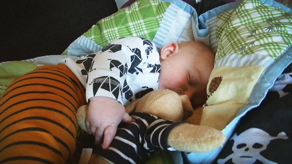 Vidar Svensson, 7 månader, tar en tupplur.