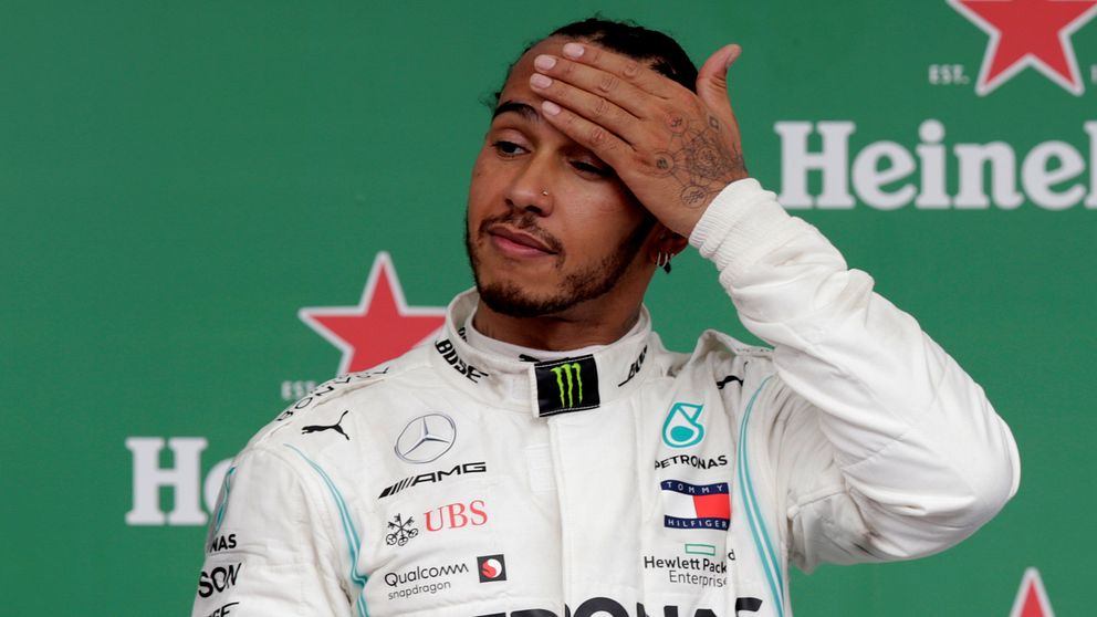 Lewis Hamilton ser fundersam ut.