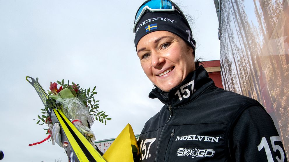 Britta Johansson Norgren vinner långloppscupen Ski Classics ”i kavaj”.
