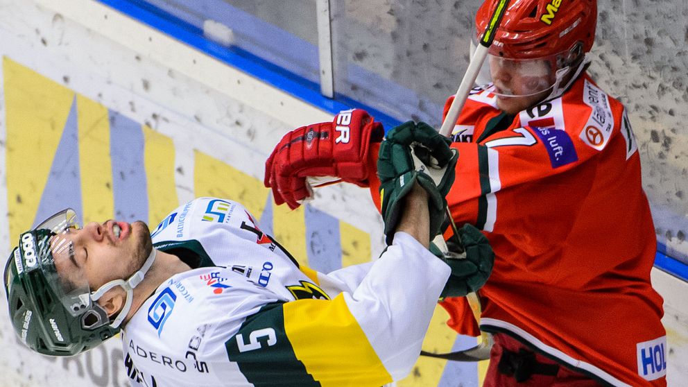 Björklövens Hardy Häman Aktell och Modos Tobias Åhström under ishockeymatchen i Hockeyallsvenska finalen mellan Modo och Björklöven den 12 mars 2020 i Örnsköldsvik.