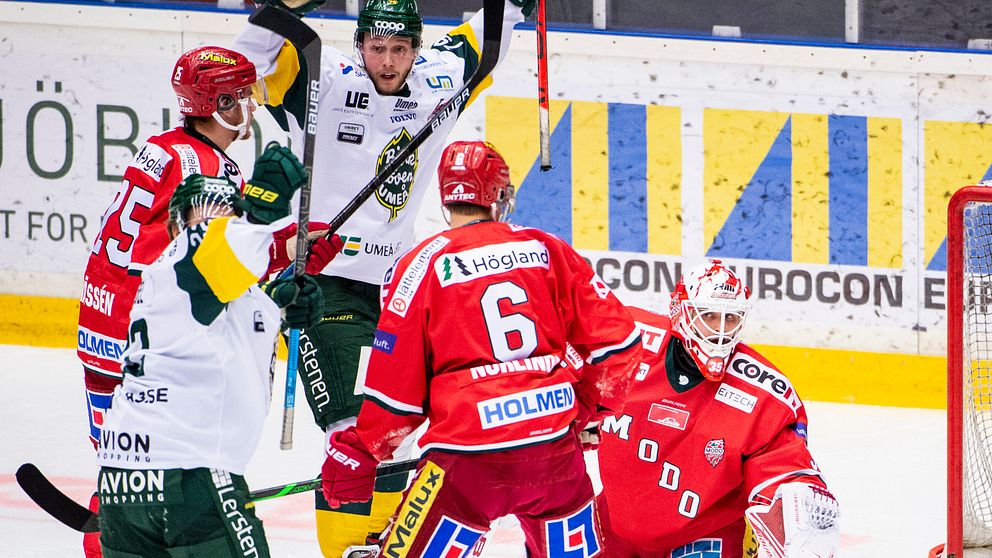 Björklövens Fredric Weigel och Kristoffer Söder jublar framför Modos Linus Nässén, Mattias Norlinder och målvakt Patrik Bartosak efter att Fredric Weigel gjort 0-1 under ishockeymatchen i Hockeyallsvenska finalen mellan Modo och Björklöven den 12 mars 2020 i Örnsköldsvik.