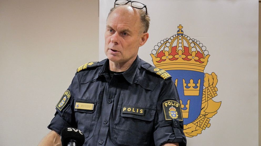 Sven Holgersson, lokalpolischef Helsingborg som håller presskonferens