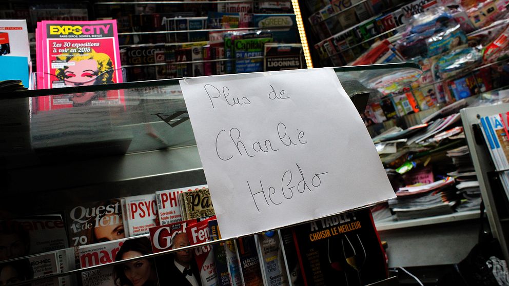 ”Ei enää Charlie Hebdoa”. Lehti katosi kuin kuumille kiville ja miljoonapainos oli monin paikoin loppu jo varhain aamulla.