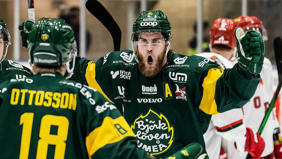 Björkövens Alexander Wiklund jublar efter ett mål i den första hockeyallsvenska finalen mot Modo.