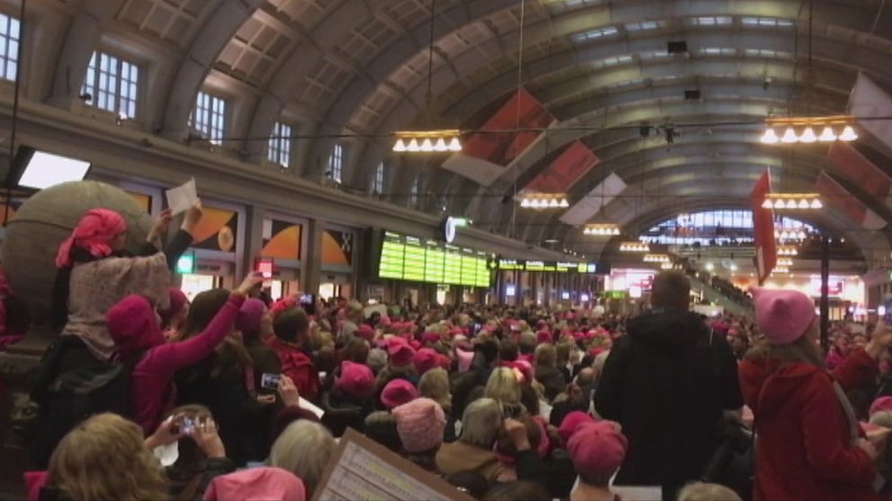 Tusentals kvinnor i ”pussyhats” manifesterade på kvinnodagen 2017 på Stockholms central.