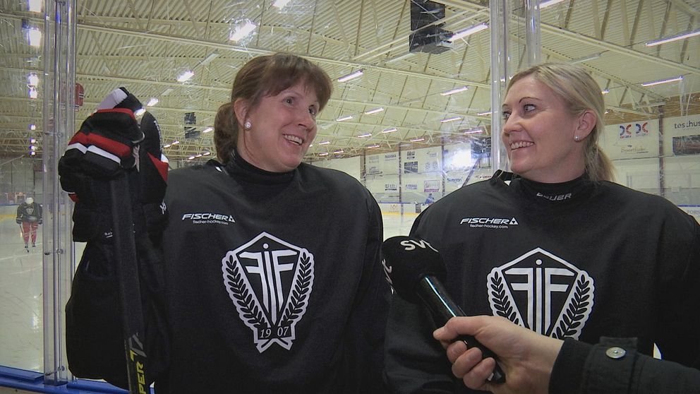 Två personer på bild, Anna Ejendal till vänster och Ann Karlsson till höger. De är iförda hockeyutrustning och i bakgrunden syns en hockeyrink.