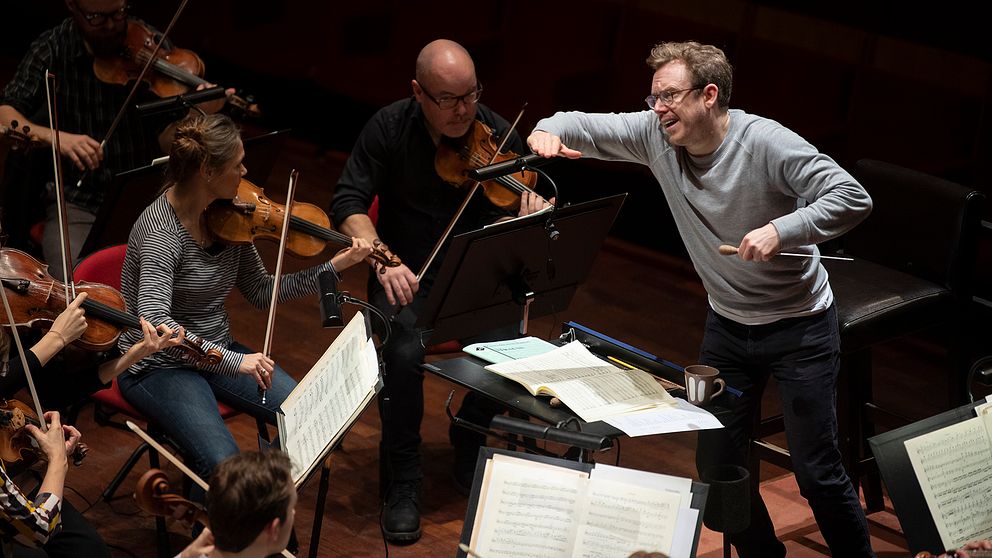 Daniel Harding, chefsdirigent för Sveriges Radios symfoniorkester övar med orkestern i Berwaldhallen.