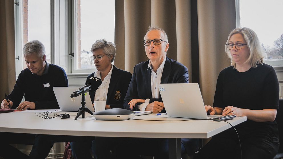 Från vänster: Helsingborgs utbildningsdirektör, vård- och omsorogsdirektör, stadsdirektör och säkerhetschef i en presskonferens i rådhuset.