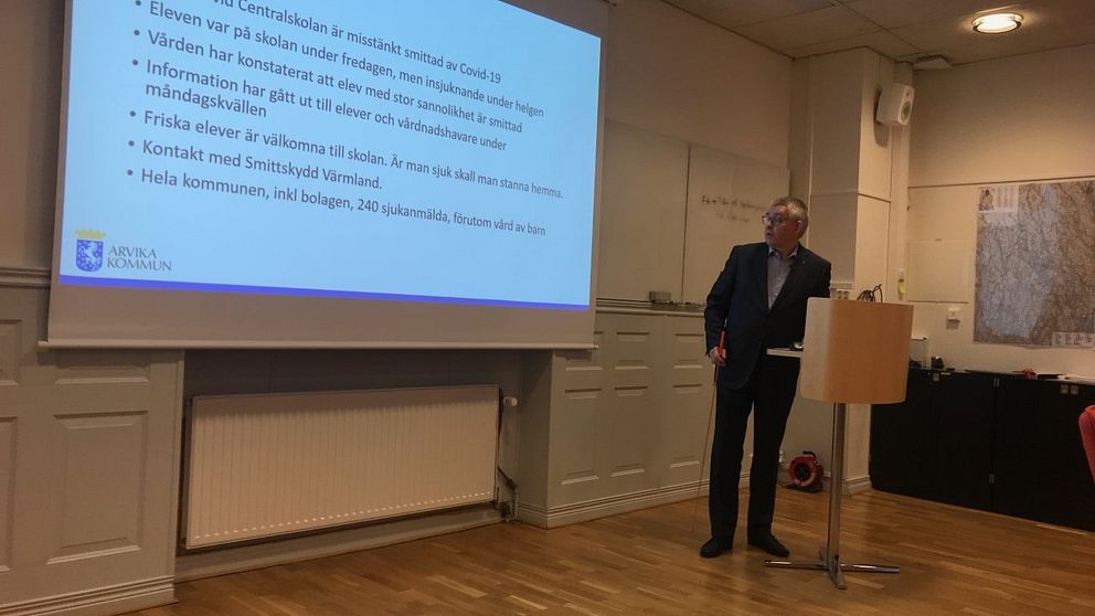 På en presskonferens berättade Hans Karlsson, kommundirektör i Arvika, att en elev på Centralskolan i Arvika med stor sannolikhet är smittad med coronaviruset.