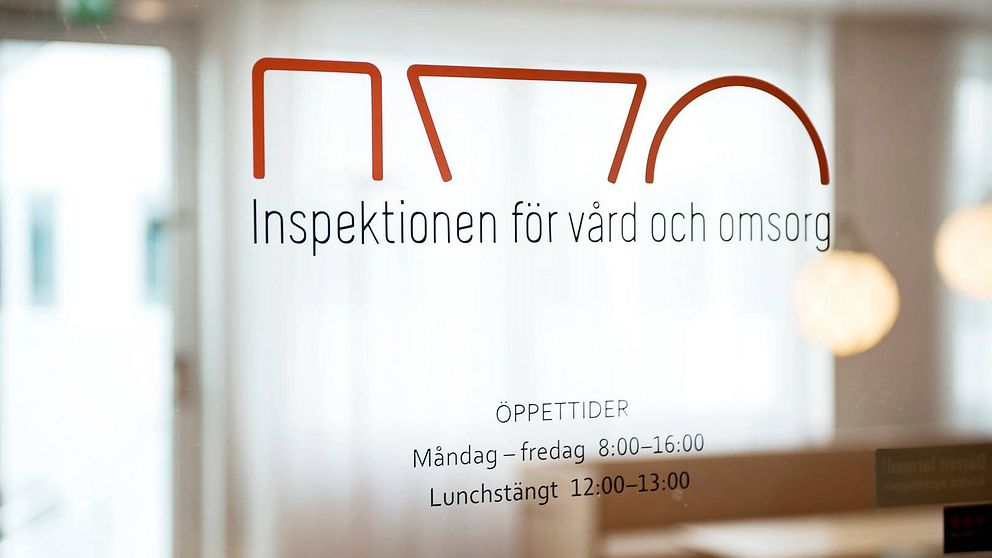 Bild på  glasdörr med texten IVO – Inspektionen för vård och omsorg