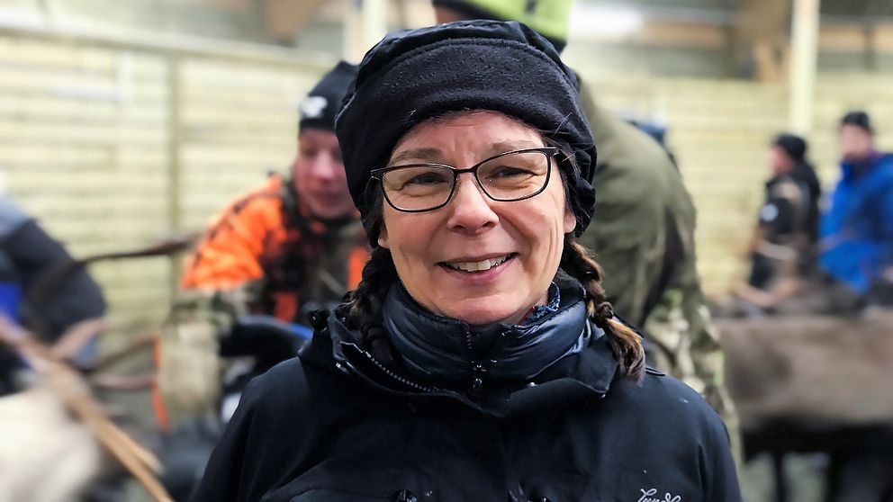 Samelandspartiets ordförande Marianne Gråik i svart mössa och jacka