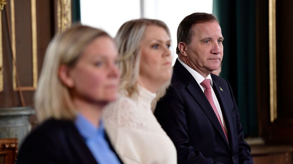 Finansminister Magdalena Andersson (S), socialminister Lena Hallengren (S) och statsminister Stefan Löfven (S) vid en extra informationskonselj med kung Carl Gustaf med anledning av coronaviruset den 18 mars 2020.