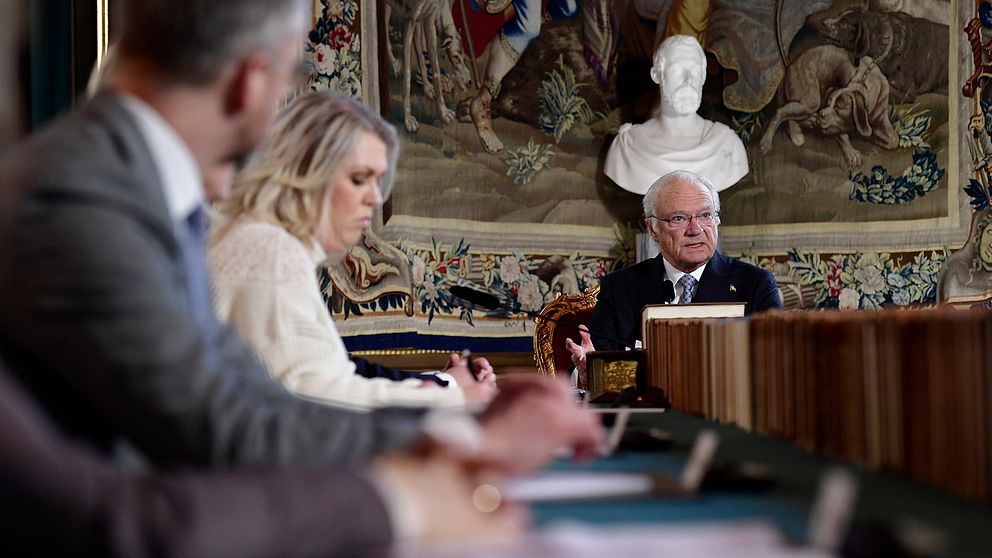 Kungen vid ändan av ett långt bord, till vänster i bild socialminister Lena Hallengren.