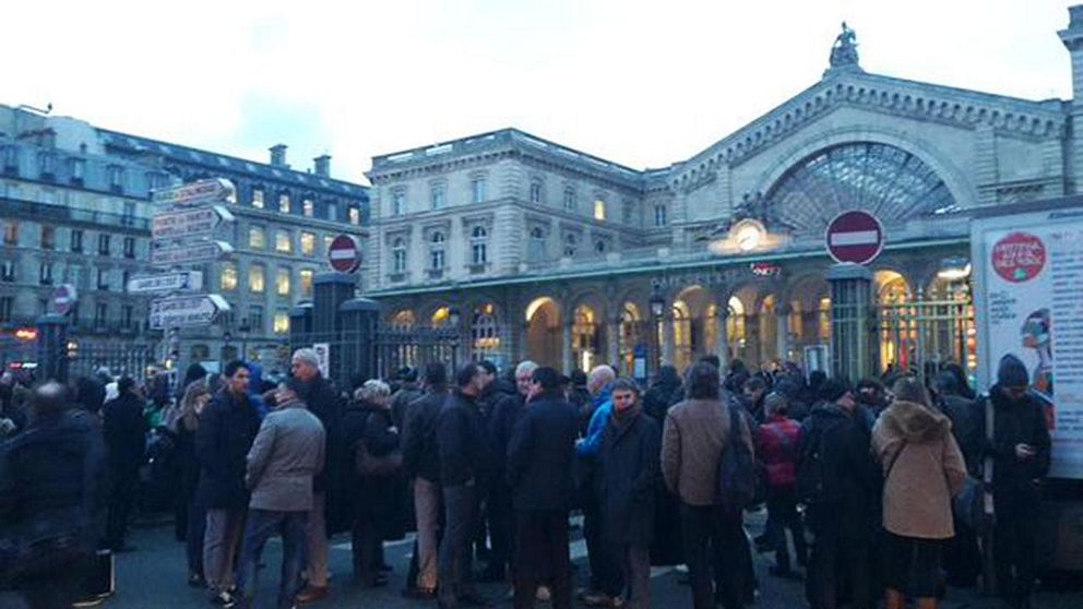 Resenärer väntar utanför evakuerade Gare de l'Est.