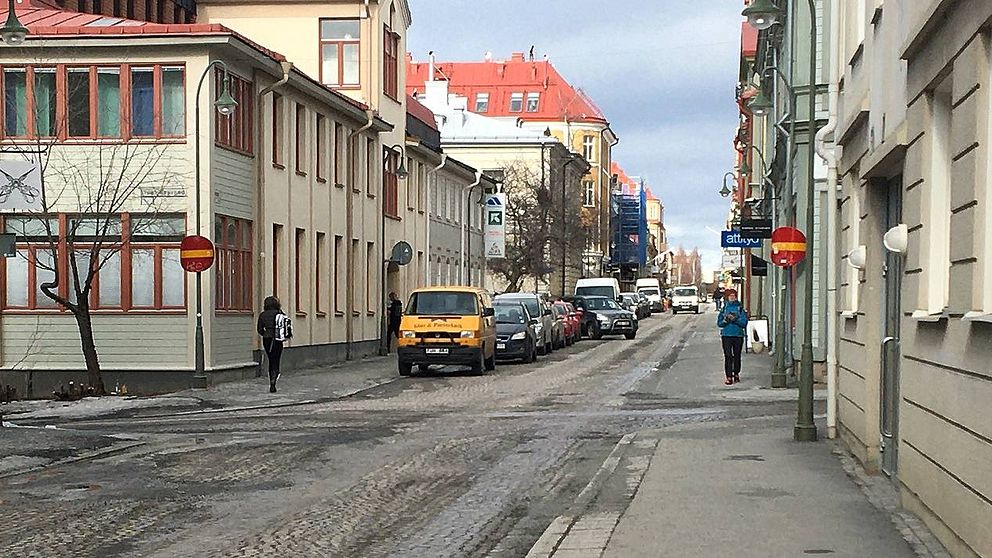 Vybild över Storgatan i Östersund. Bilar parkerade på vänster sida.