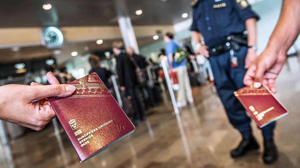 Arkivbild. Gränspolis på Arlanda flygplats utanför Stockholm.