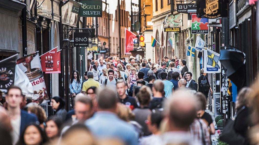 Turister i Stockholm trängs på Västerlånggatan i Gamla stan.