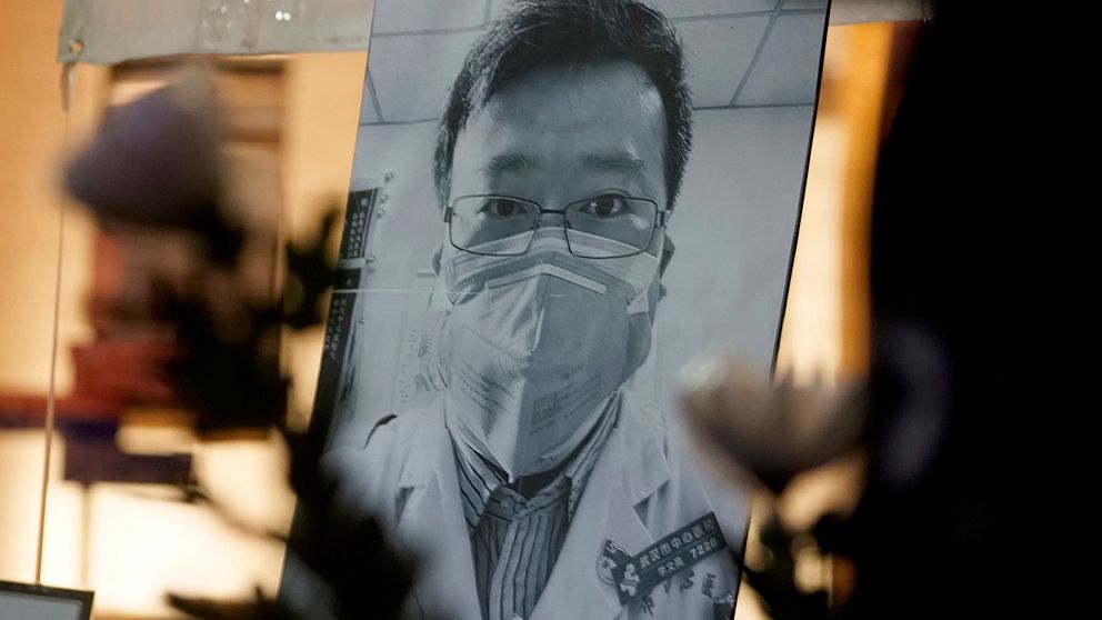 Polisen har nu bett om ursäkt för sitt agerande gentemot ögonläkaren Li Wenliang. Han varnade tidigt för ett coronautbrott i Wuhan och avled av sjukdomen vilket väckte starka reaktioner.
