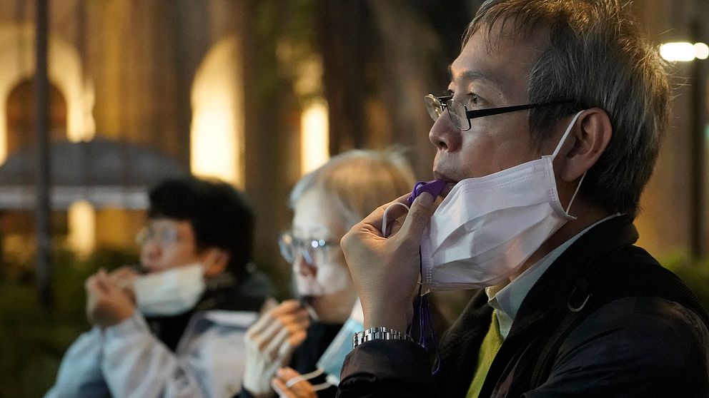 Många manifesterade sin sorg och vrede över de kinesiska myndigheternas agerande mot Li Wenliang genom att blåsa i visselpipor.Bilden är från Hong Kong den 7 februari.
