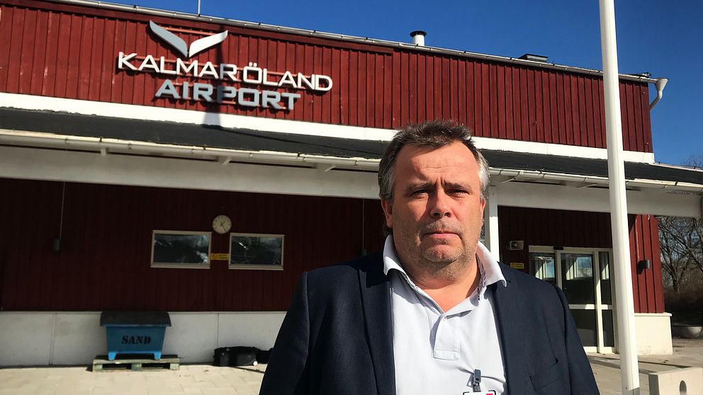 Man står framför flygplatsskylt för Kalmar Öland Airport.