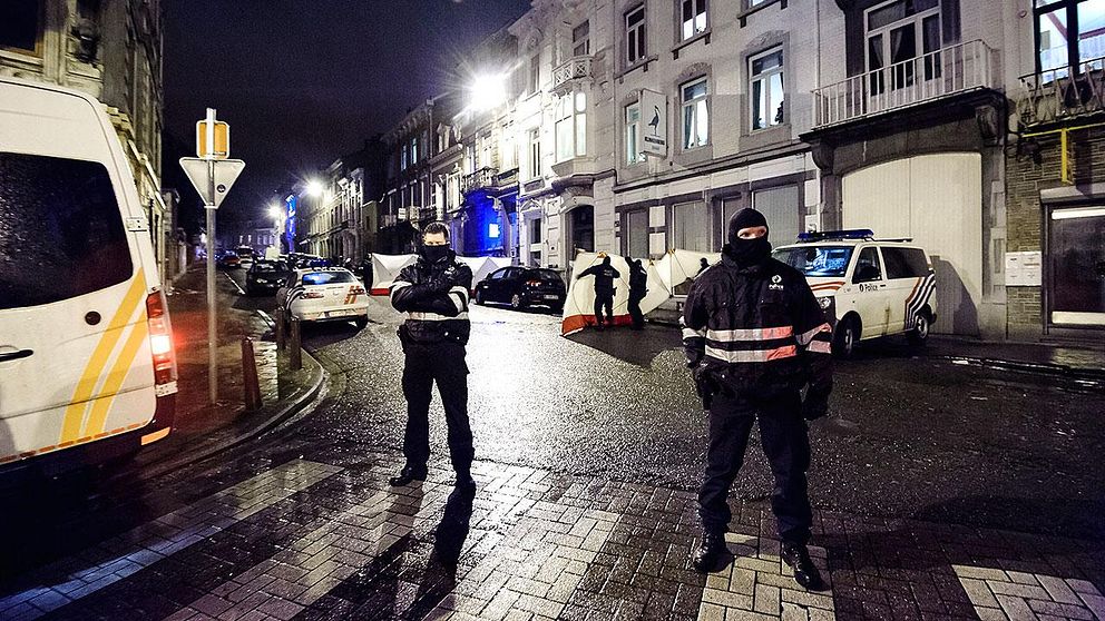 Poliser efter tillslaget i Verviers i Belgien då två misstänkta terrorister dödades.