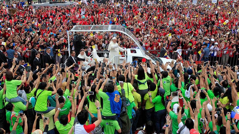 Franciskus vinkar till pilgrimer under ett möte i Manila i Filippinerna. Påven säger på söndagen att  ”lära sig gråta” över den svåra situationen för miljontals fattiga, hungriga, hemlösa och misshandlade barn.