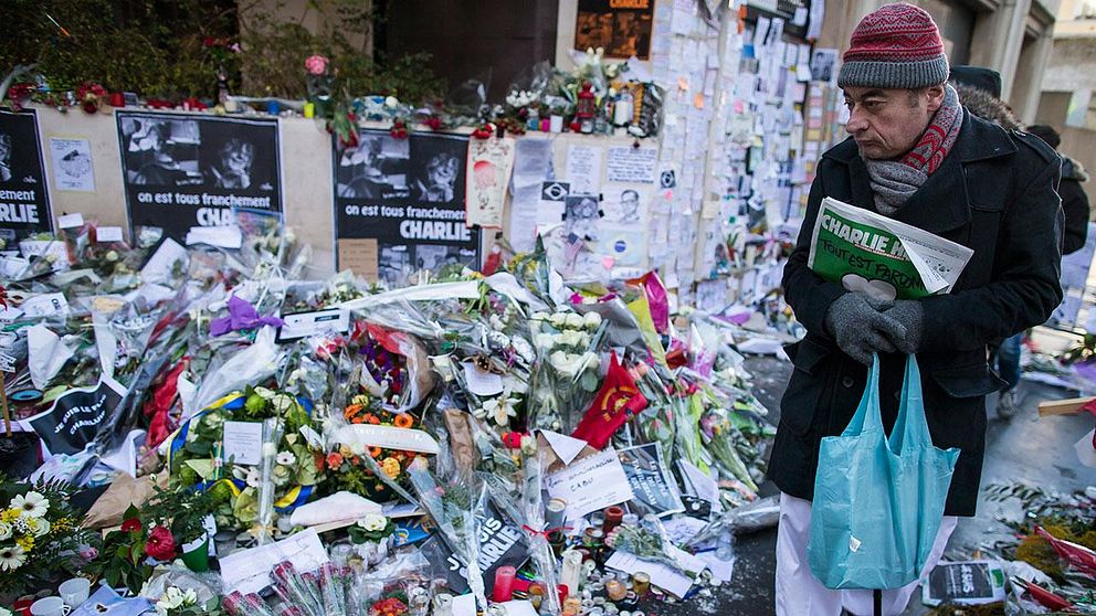 En man med den senaste upplagan av franska satirtidningen Charlie Hebdo hedrar de som dog i terrorattackerna i Paris. Nu visar en ny undersökning att 50 procent av alla fransmän står bakom ”begränsningar av yttrandefriheten online och i sociala medier”.