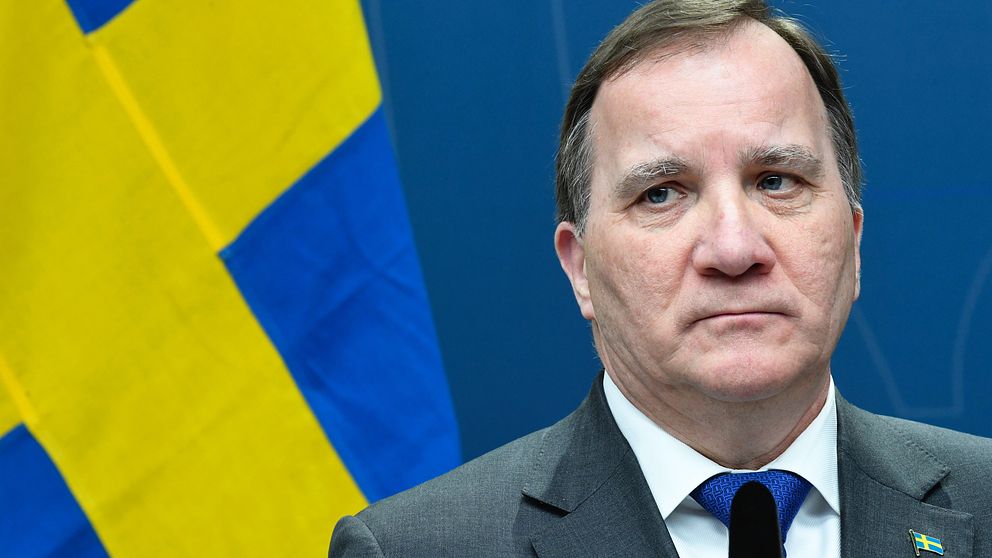 Statsminister Stefan Löfven (S) vid en svensk flagga