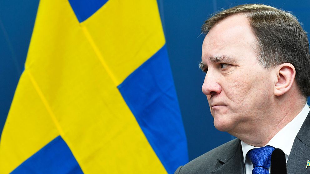 Statsminister Stefan Löfven (S) vid en svensk flagga