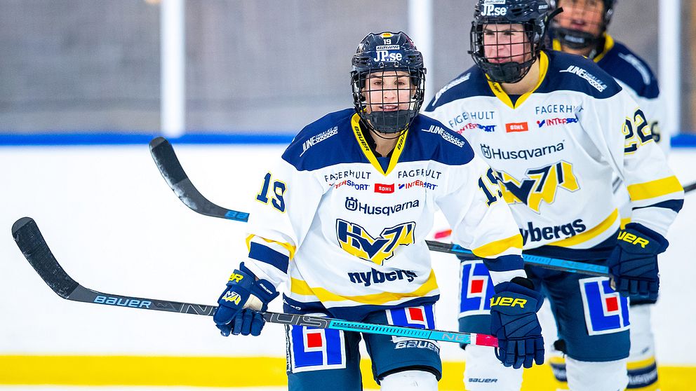 HV71:s Kaitlyn Tougas jublar under en match i januari.