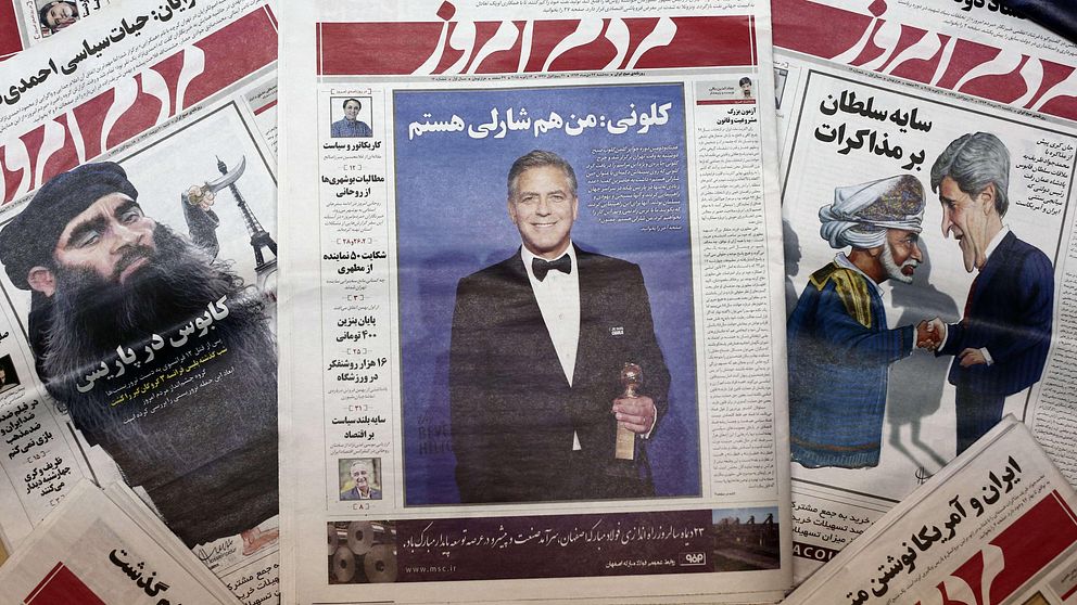 George Clooney bar sin ”Jag är Charlie”-pin i samband med Golden Globe-galan i USA.
