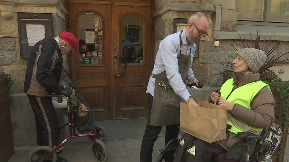 En krog i Vasastan säljer take away lunch för självkostnadspris till personer som är infektionskänsliga.