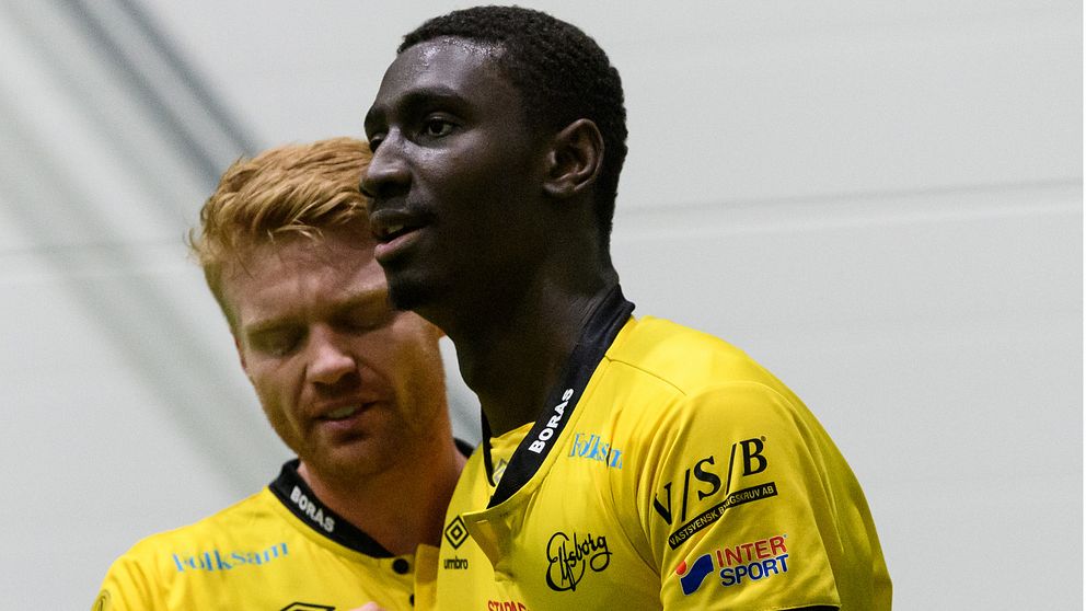 Elfsborgs Marokhy Ndione klappas om av Sivert Heltne Nilsen efter 1-0 under fotbollsmatchen i Svenska cupen mellan Elfsborg och Örebro den 8 mars 2020 i Borås.