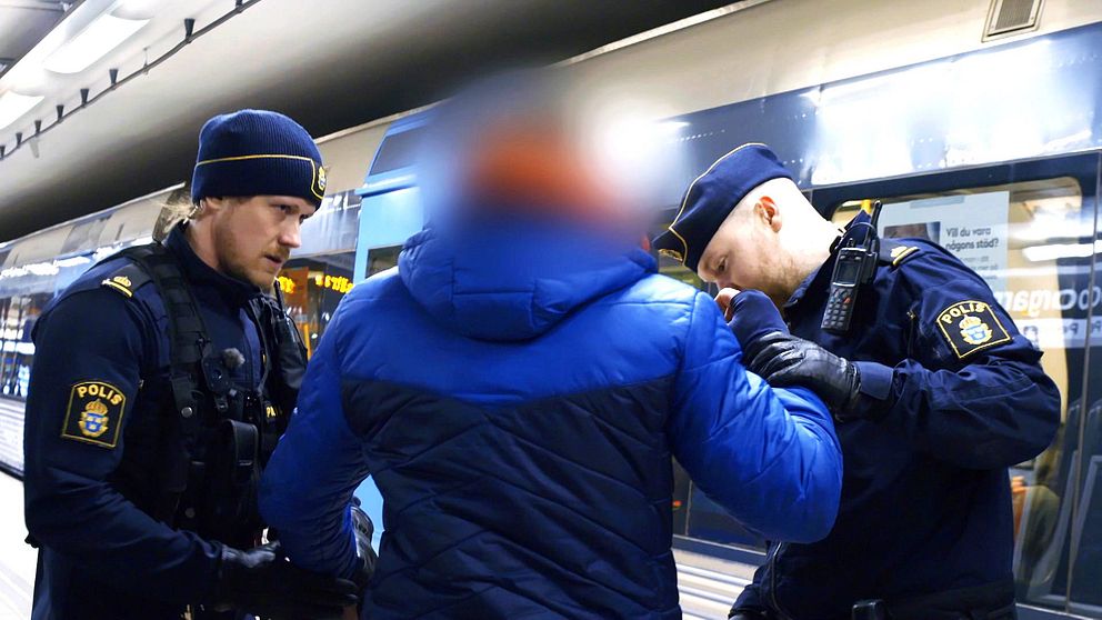 Två poliser i Stockholms tunnelbana.