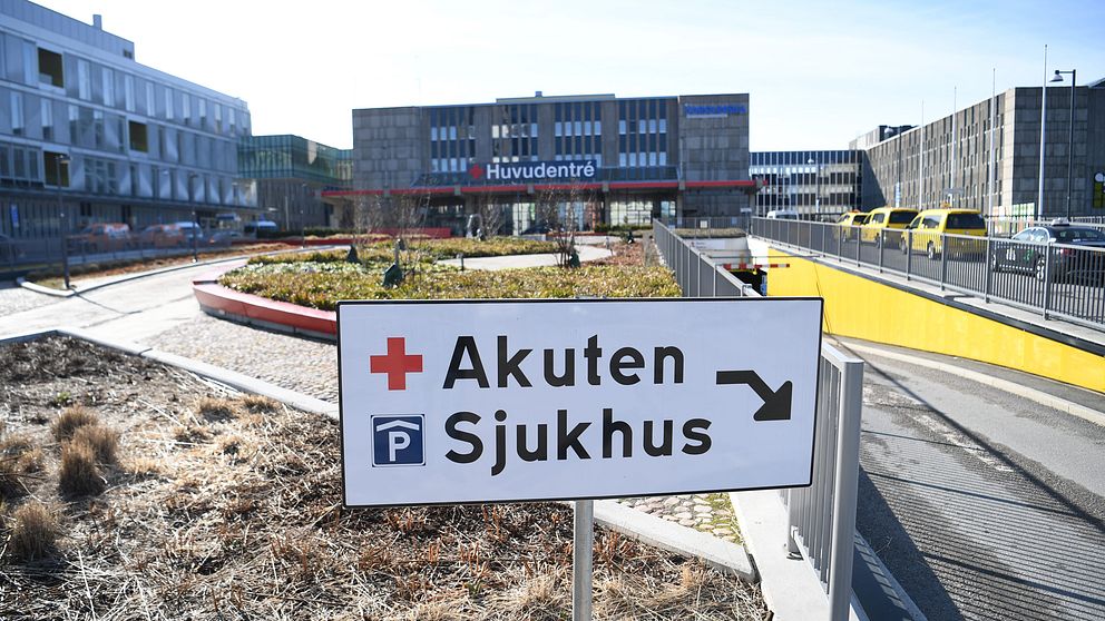 Huvudentrén vid Karolinska universitetssjukhuset i Huddinge.