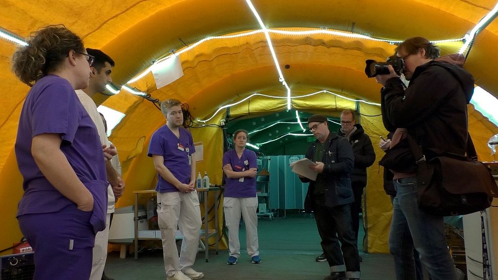 Interiör från de temporära mottagningstälten klara vid sjukhuset i Lidköping, läkare och sjuksköterskor visar journalister runt