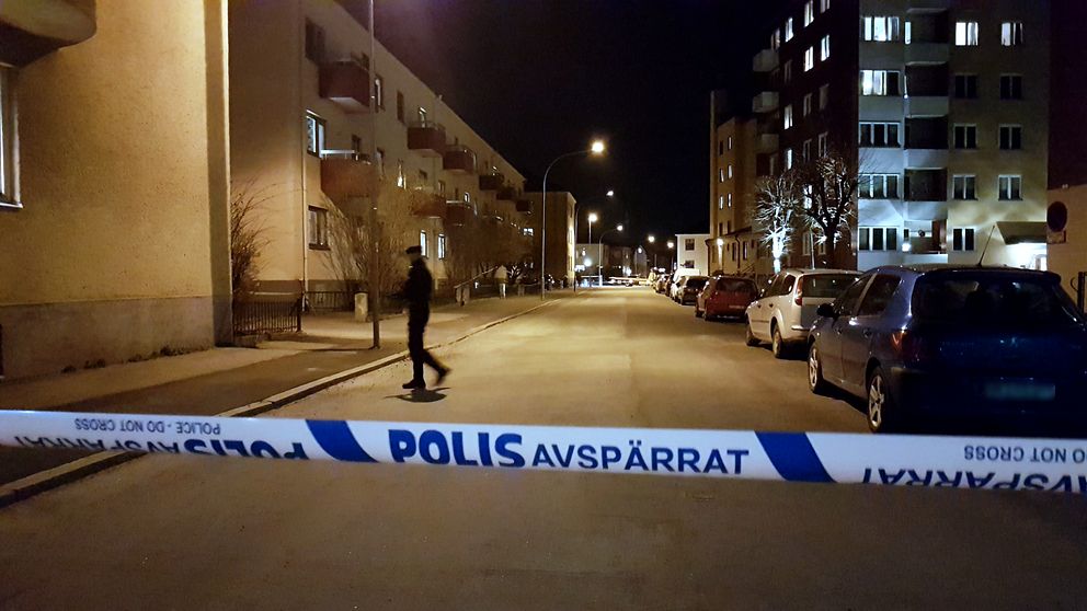 En man misshandlades till döds i Örebro på fredagen. Polisavspärrningar på platsen.