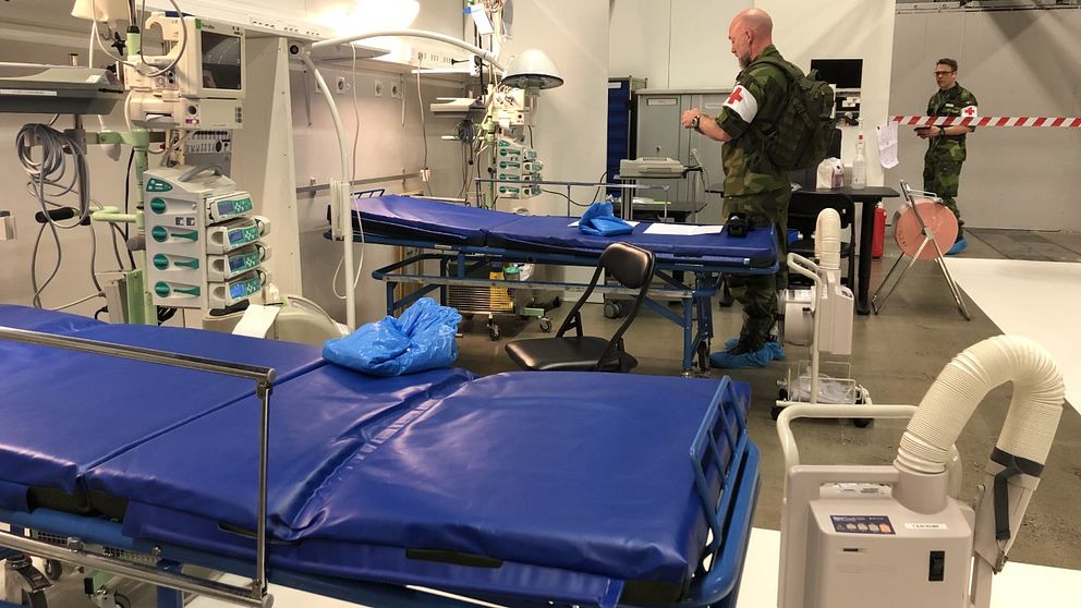 Sjukhussängar och militär på fältsjukhuset i Älvsjö.