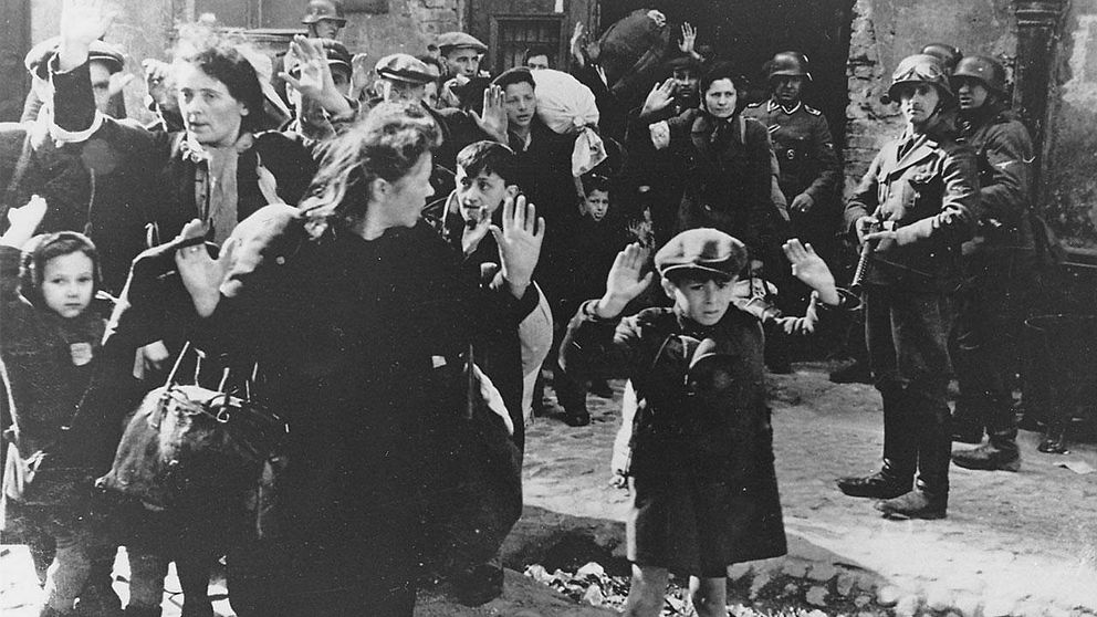 Som ett led i nazisternas förintelseprogram samlades främst judar, men även romer och polska intellektuella ihop i getton. Från sommaren 1942 fördes mängder av judar hastigt iväg till förintelseläger som Auschwitz.