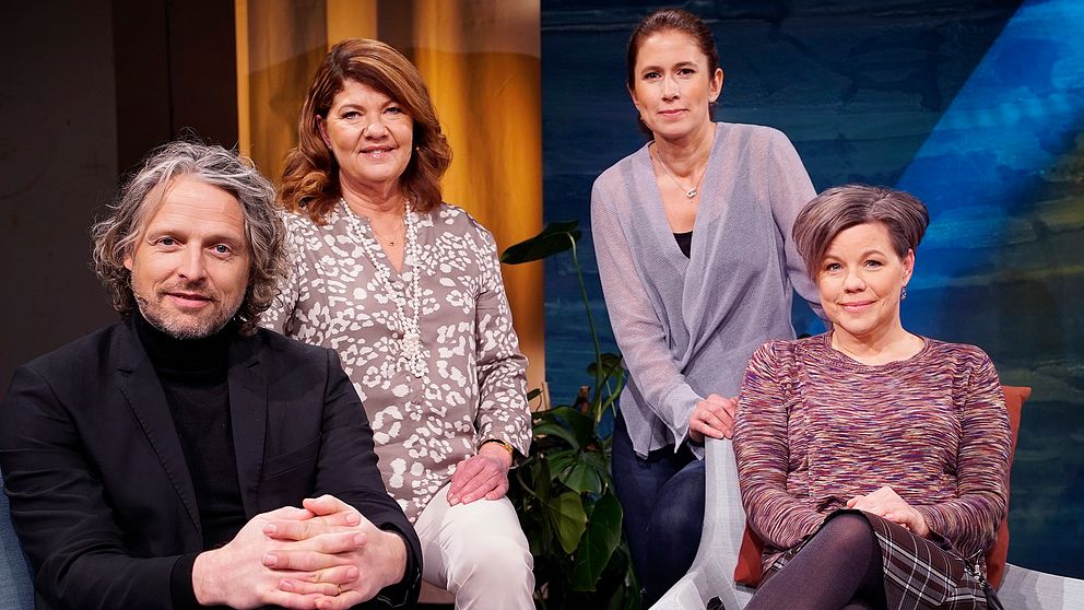 Psykolog Per Höglund, doktorn Karin Granberg, programledaren Linda Olofsson och Maria Furberg, överläkare i infektionssjukdomar, i Fråga doktorn.