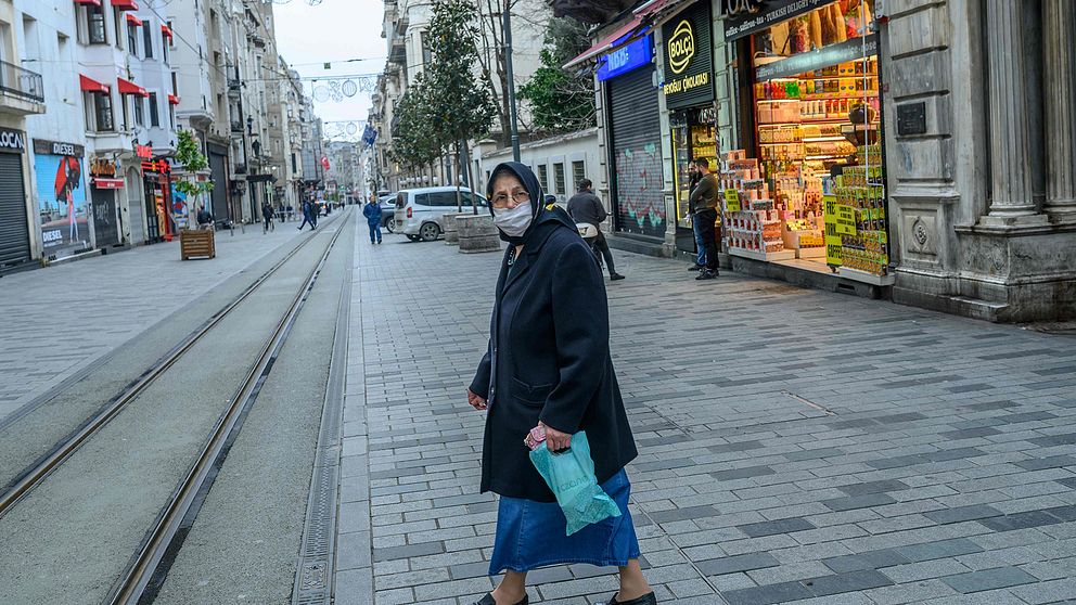 Kvinna på Istiklal-avenyn i Istanbul.